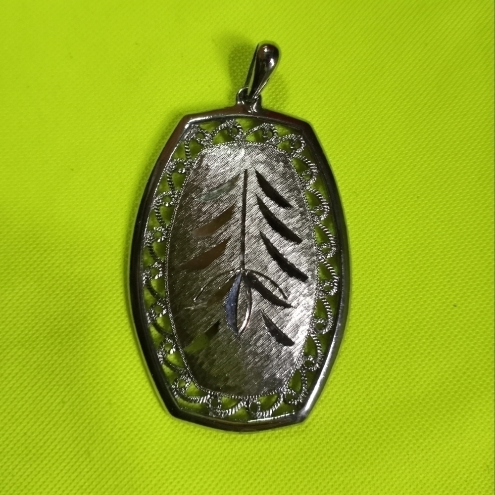 Silvertone diamond cut leaf 🍃 pattern pendant 2 inch long x 1 1/2 inch wide